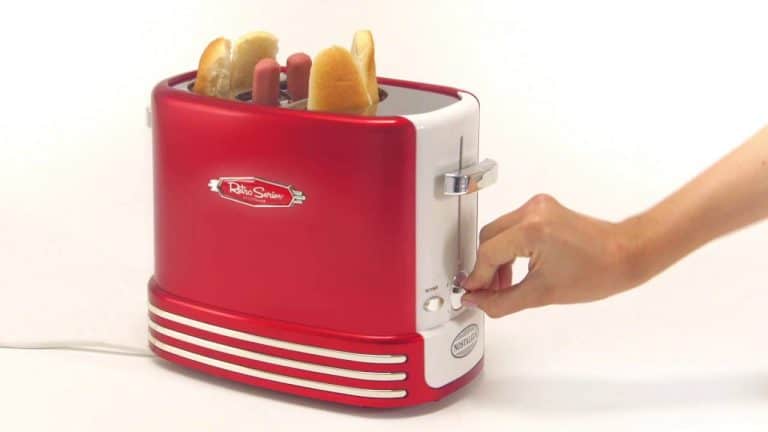 La machine à hot dog, une machine destinée à la préparation de hot dog Il est clair que le domaine de la restauration et de la gastronomie est un domaine qui connaît l’utilisation d’une variété différente des machines destinées pour assurer la préparation et la cuisson de vos différents types d’aliments. Et pour ce cas tout particulier, il est commun de voir que pour la préparation des aliments comme le hot dog, il existe une machine adaptée et appropriée qui assure amplement la cuisson de ces hot dog. En effet, la machine à hot dog est cette machine électrique qui assure tout principalement la cuisson de hot dog. Et dans un sens large, il est aussi tout possible de remarquer que cette machine peut également assurer la cuisson d’autres aliments dans votre quotidien. Comment procéder à un choix optimal d’une machine à hot dog? Cependant, il est observé que la machine à hot dog est conçue sous de formes très différentes et surtout variées. Bien le but ultime est celui de la préparation des hot dog. Et dans cette pluralité, il est observé que ces machines présentes des caractéristiques qui, dans une certaine mesure peuvent présenter des points communs d’utilisations malgré certains éléments qui peuvent s’avérer être divergents. Ainsi, dans cet article, vous trouverez toutes les informations en rapport avec les machines à hot dog, les offres promotionnelles et bien d’autres informations supplémentaires. Alors, vous qui recherchez une machine à hot dog destiné pour la préparation de hot dog, il est important avant de poser un choix de telle ou telle autre machine que vous puissiez tout d’abord prendre en compte tous les critères essentielles vous permettant d’opter pour une machine à hot dog particulière. C’est pourquoi, il est impératif de suivre ce lien
